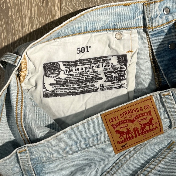 LEVIS women's light denim jean shorts 501 size 30 - Picture 6 of 7